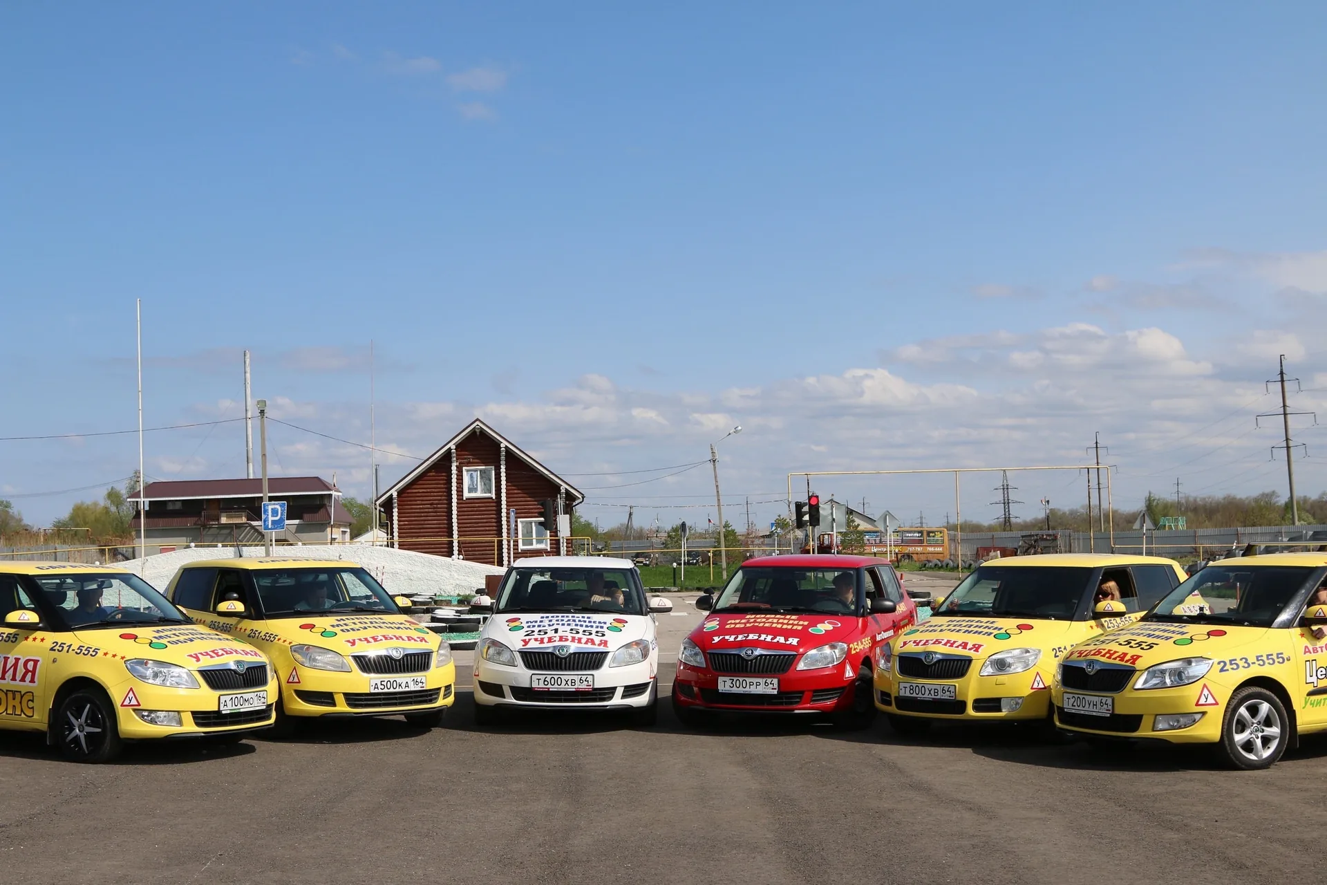 Линейка фирменных учебных автомобилей автошколы на площадке